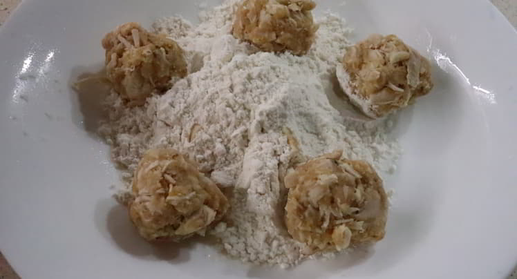 Rebozamos las bolas de pollo con la harína