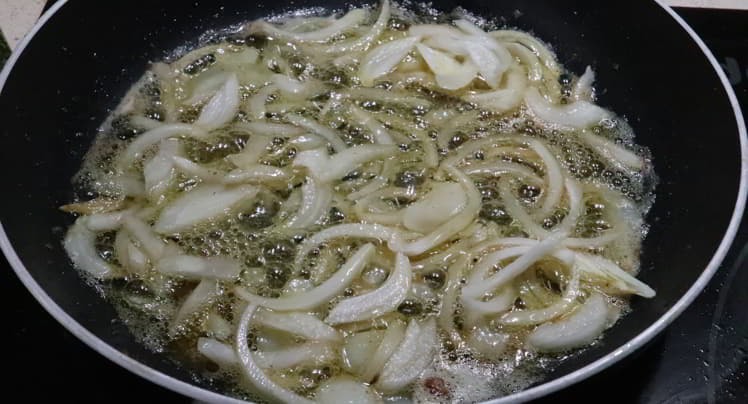 Ponemos las cebolla en la sartén y pochamos