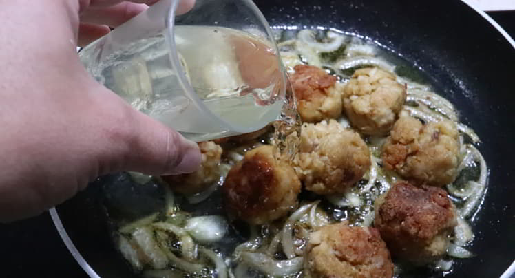 Cocemos las albóndigas con la cebolla