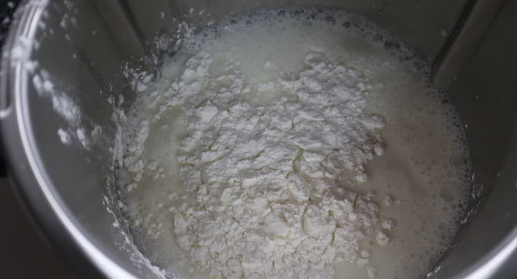 Ponemos todos los ingredientes menos el turrón y lo mezclamos