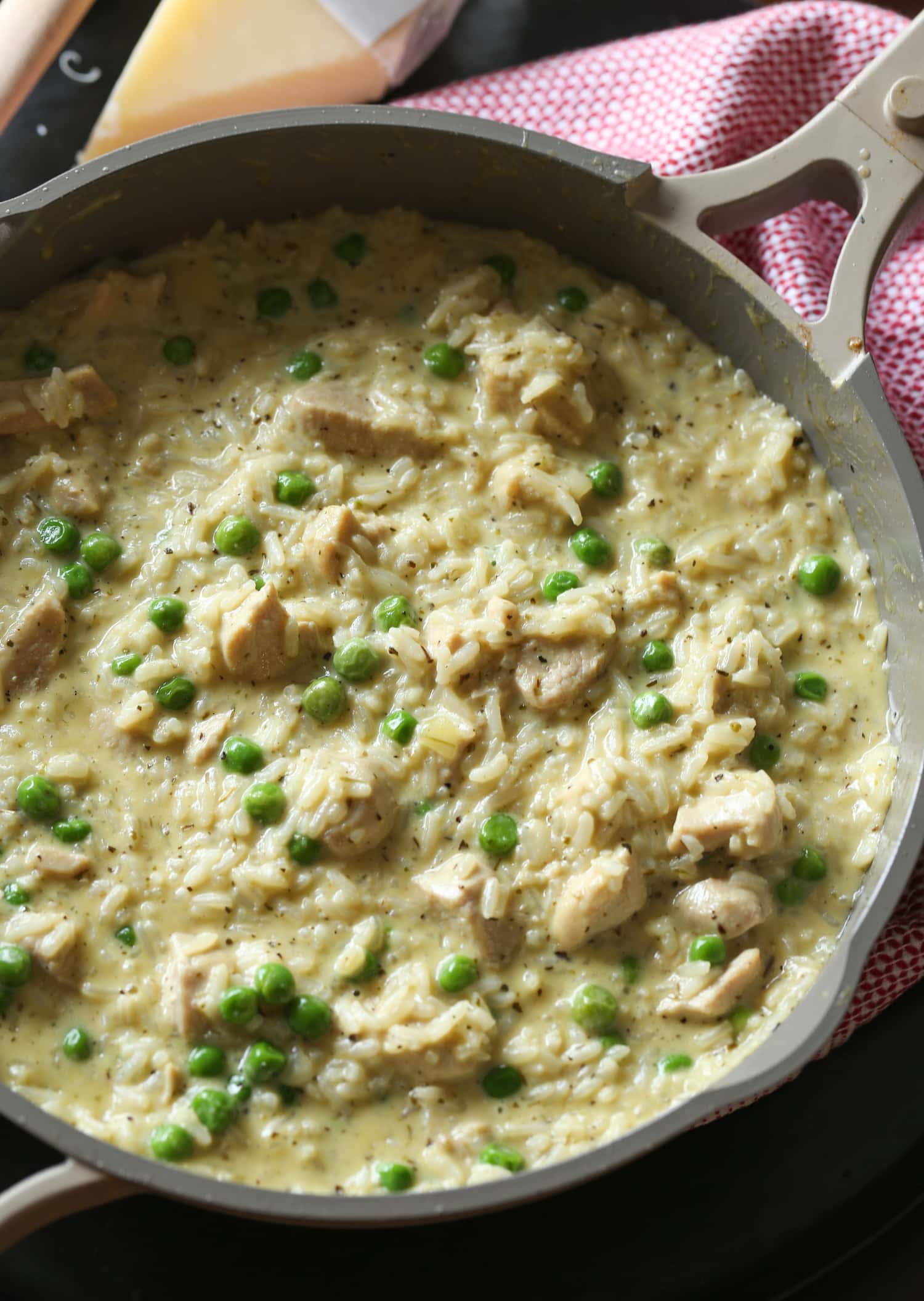 Una olla de pollo cocido cremoso y arroz.