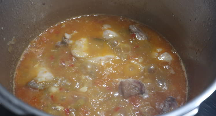 Cocemos el pollo junto a los otros ingredientes