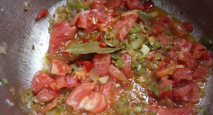 Ponemos el tomate natural y dejamos rehogar