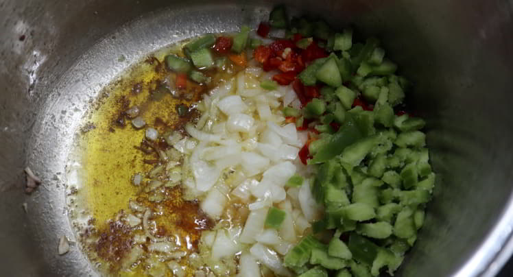 Ponemos las verduras y hacemos el sofrito
