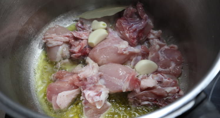 Ponemos el pollo junto a los ajos para freír