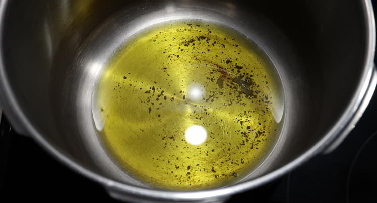 Ponemos el aceite en la olla para calentar