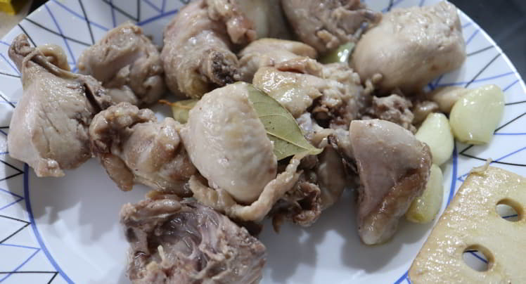 Freimos el pollo y lo reseervamos