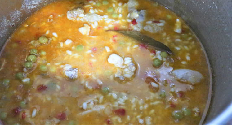 Echamos el arroz y los guisantes y dejamos cocer