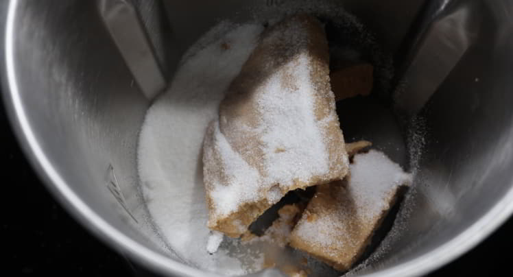 Ponemos el turrón y lo trituramos