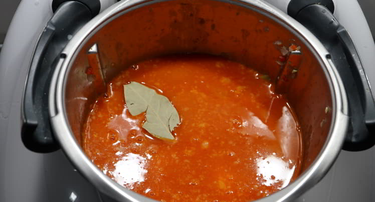Echamos el caldo del guiso