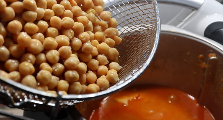 Ponemos los garbanzos y cocinamos todo junto