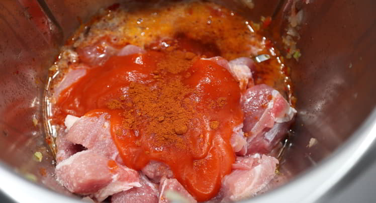 Ponemos todos los ingredientes y cocinamos todo junto