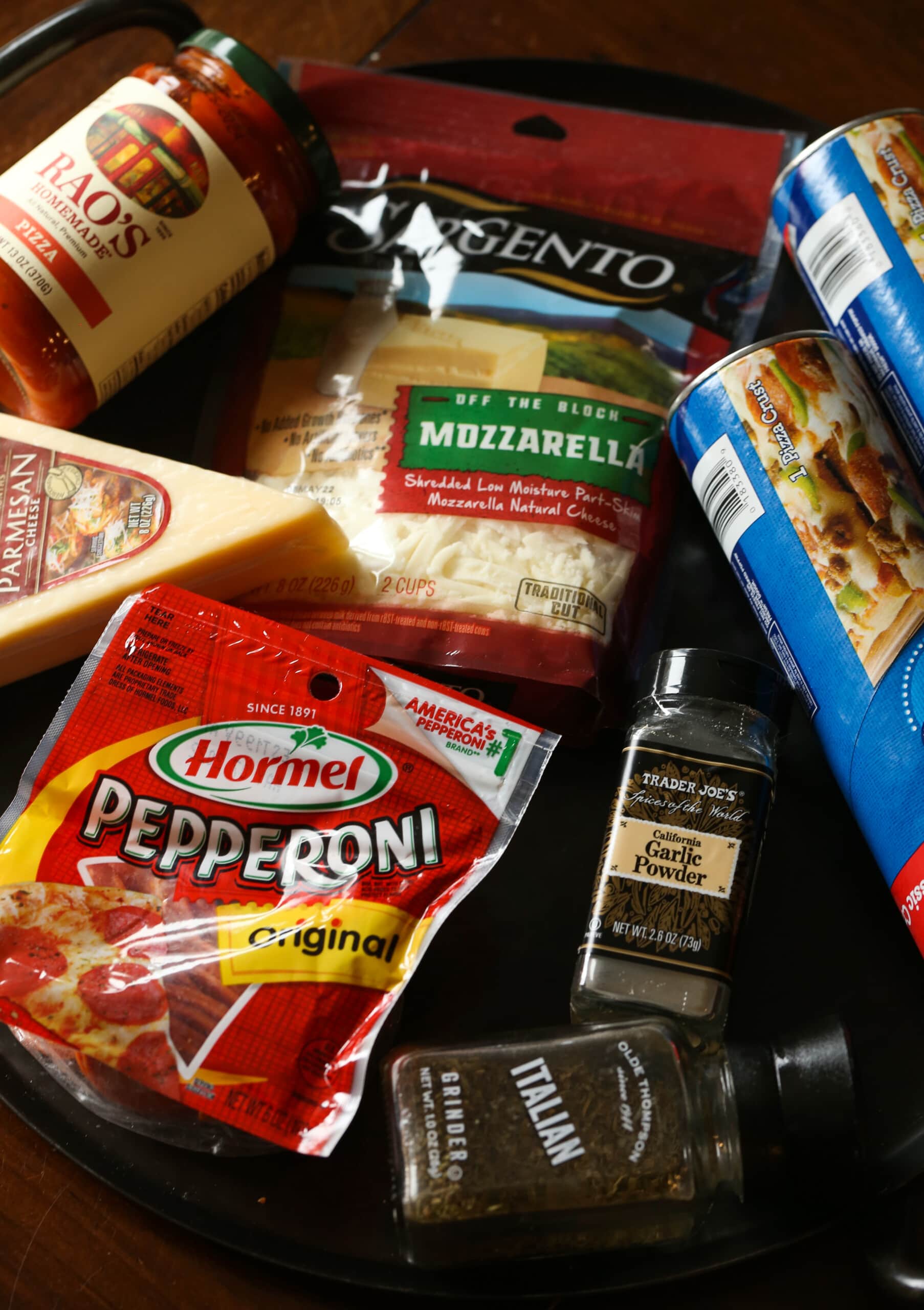 Los ingredientes para rollos de pizza de pepperoni caseros.