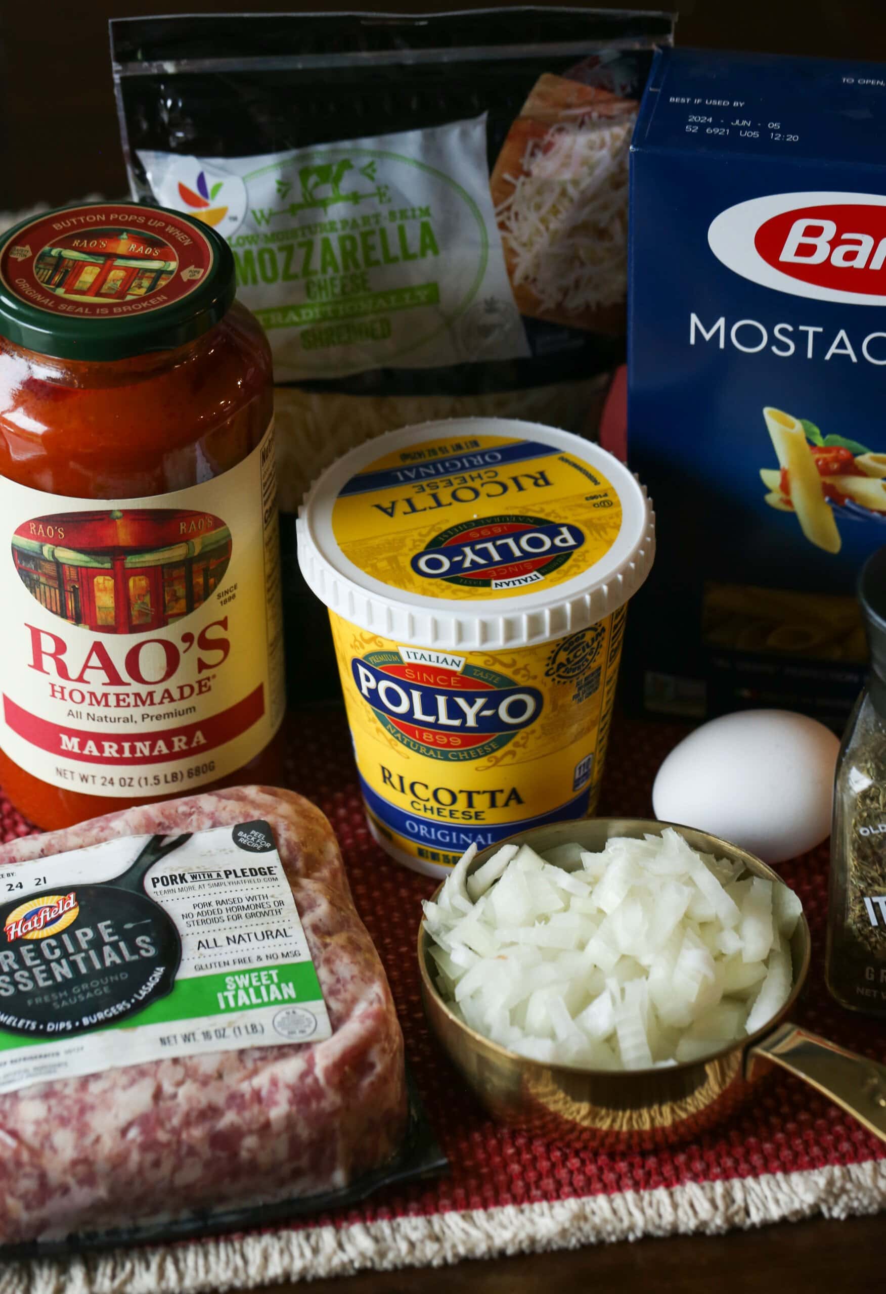 Los ingredientes para mostaccioli al horno.