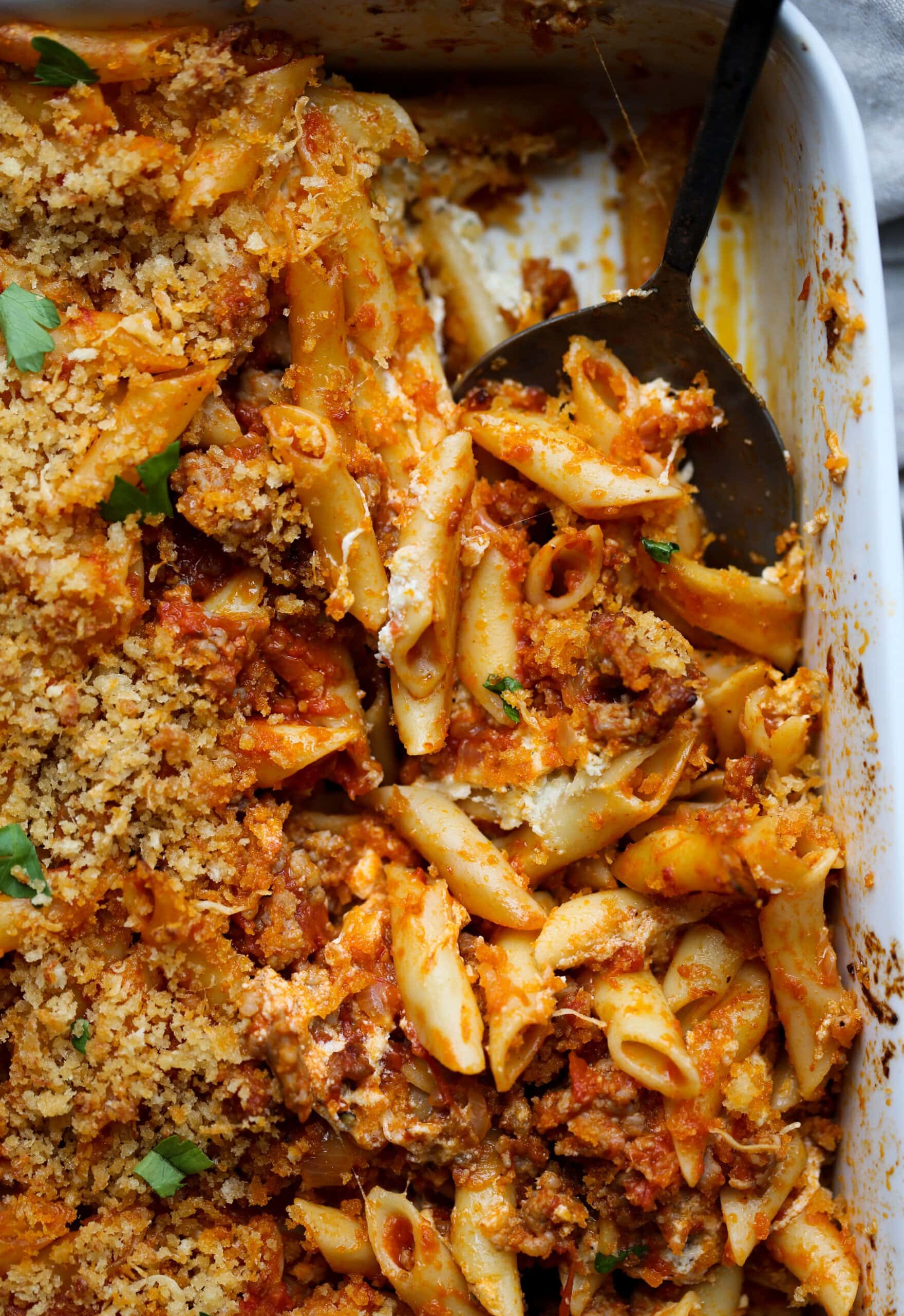 La pasta mostaccioli al horno se saca de una cacerola.