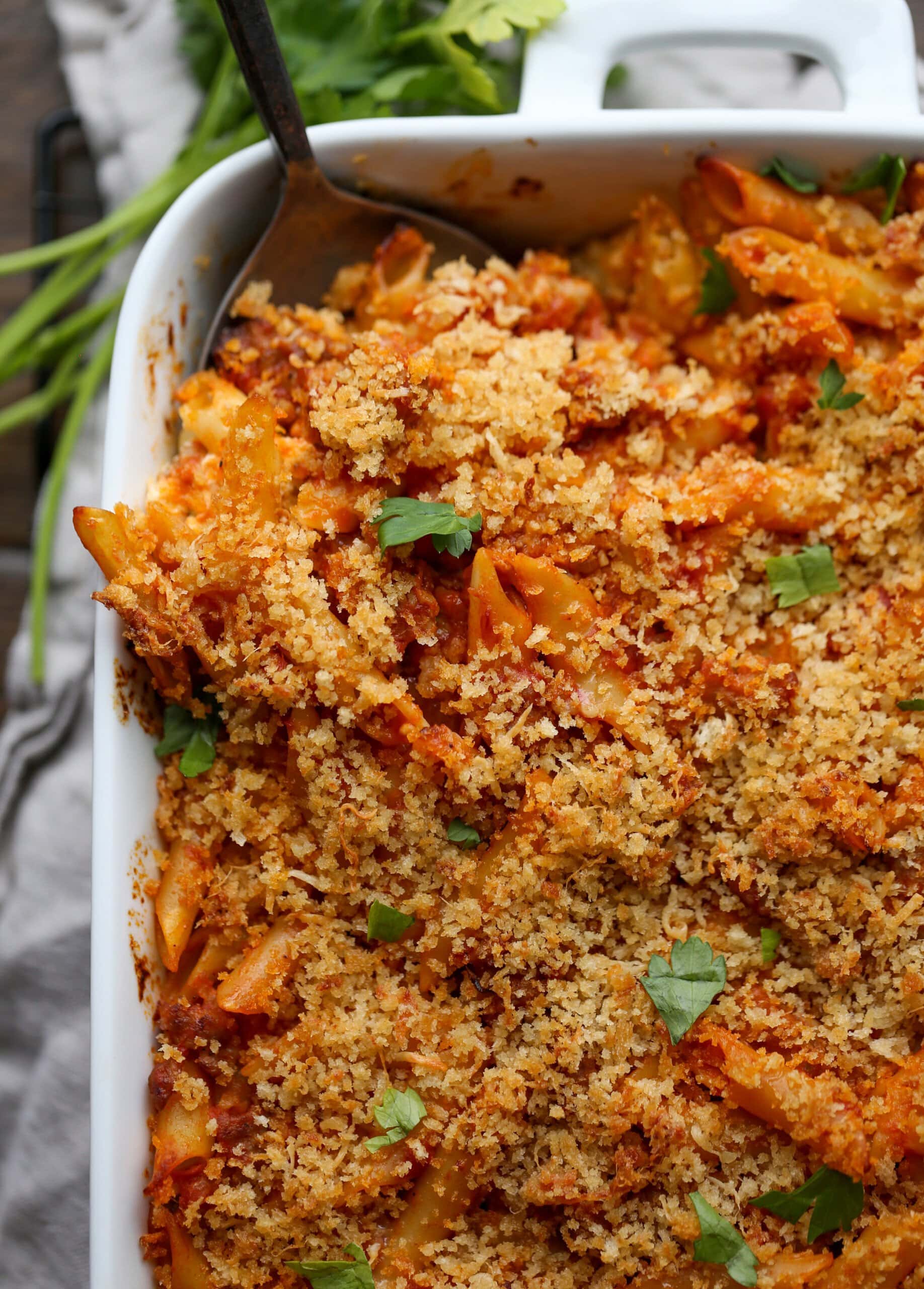Mostaccioli al horno cubierto con queso parmesano, pan rallado y hierbas frescas.