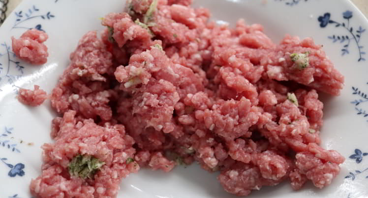 Aliñamos la carne picada con el ajo y el perejil