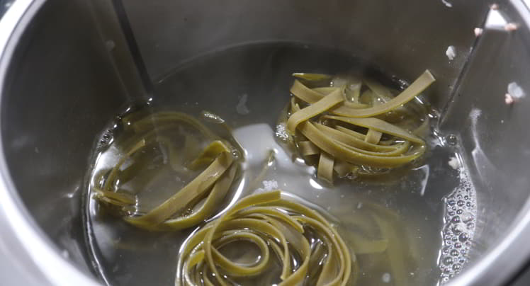 Echamos la pasta y la cocemos en Thermomix