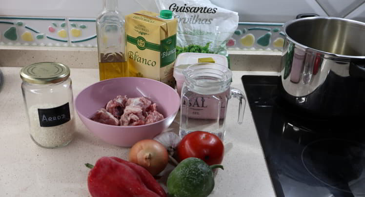 Los ingredientes necesarios para hacer arroz con pollo tradicional