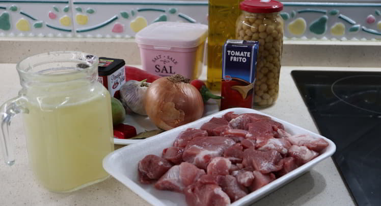 Los ingredientes para hacer guiso de garbanzos con carne en Thermomix