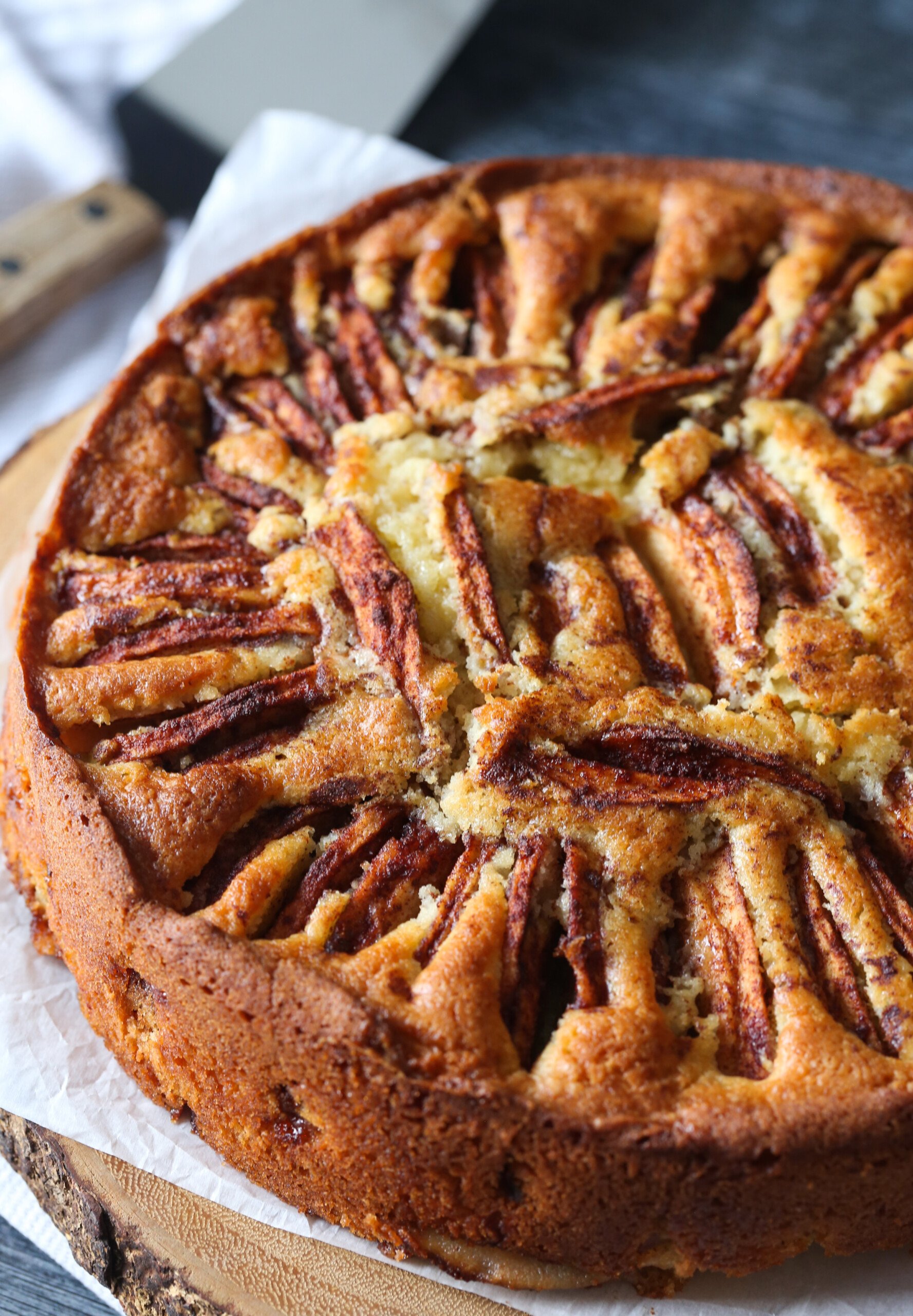 Tarta de manzana horneada con rodajas de manzana encima