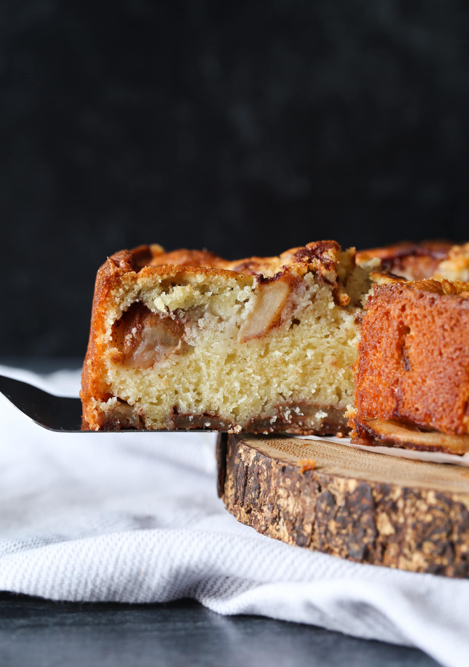 Como rebanada de pastel de manzana en una espátula