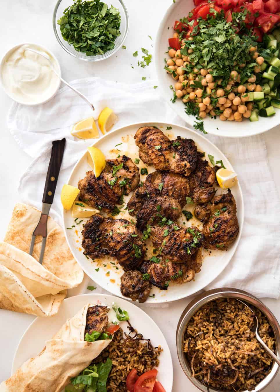 El sabor de este adobo de pollo shawarma es absolutamente increíble, pero está hecho con solo un puñado de especias de todos los días. recetatineats.com