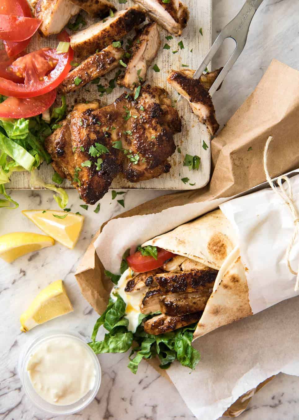 El sabor de este adobo de pollo shawarma es absolutamente increíble, pero está hecho con solo un puñado de especias de todos los días. recetatineats.com