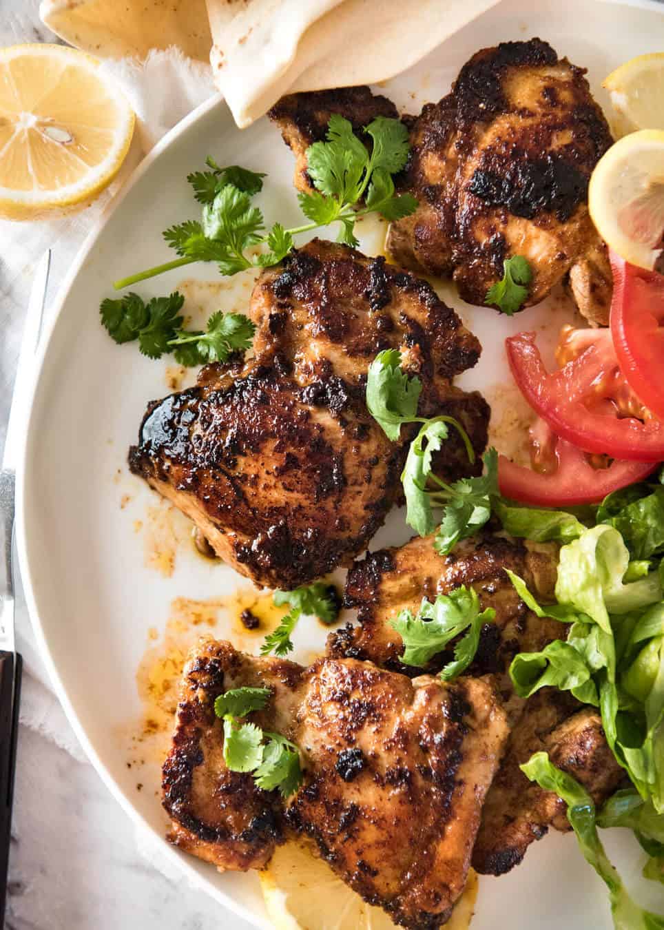 El sabor de este adobo de pollo shawarma es absolutamente increíble, pero está hecho con solo un puñado de especias de todos los días. recetatineats.com