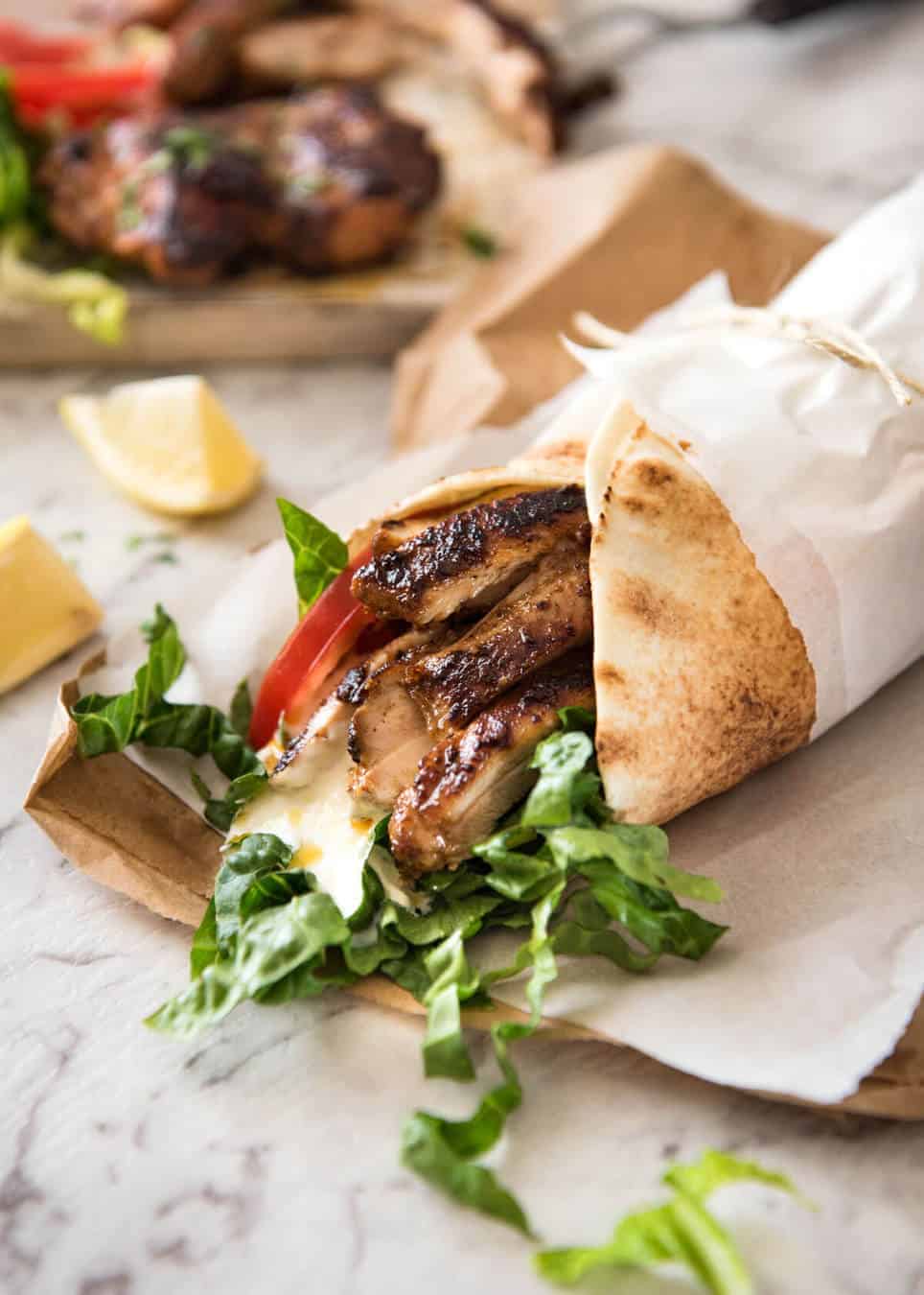 El sabor de este adobo de pollo shawarma es absolutamente increíble, pero está hecho con solo un puñado de especias de todos los días. recetatineats.com