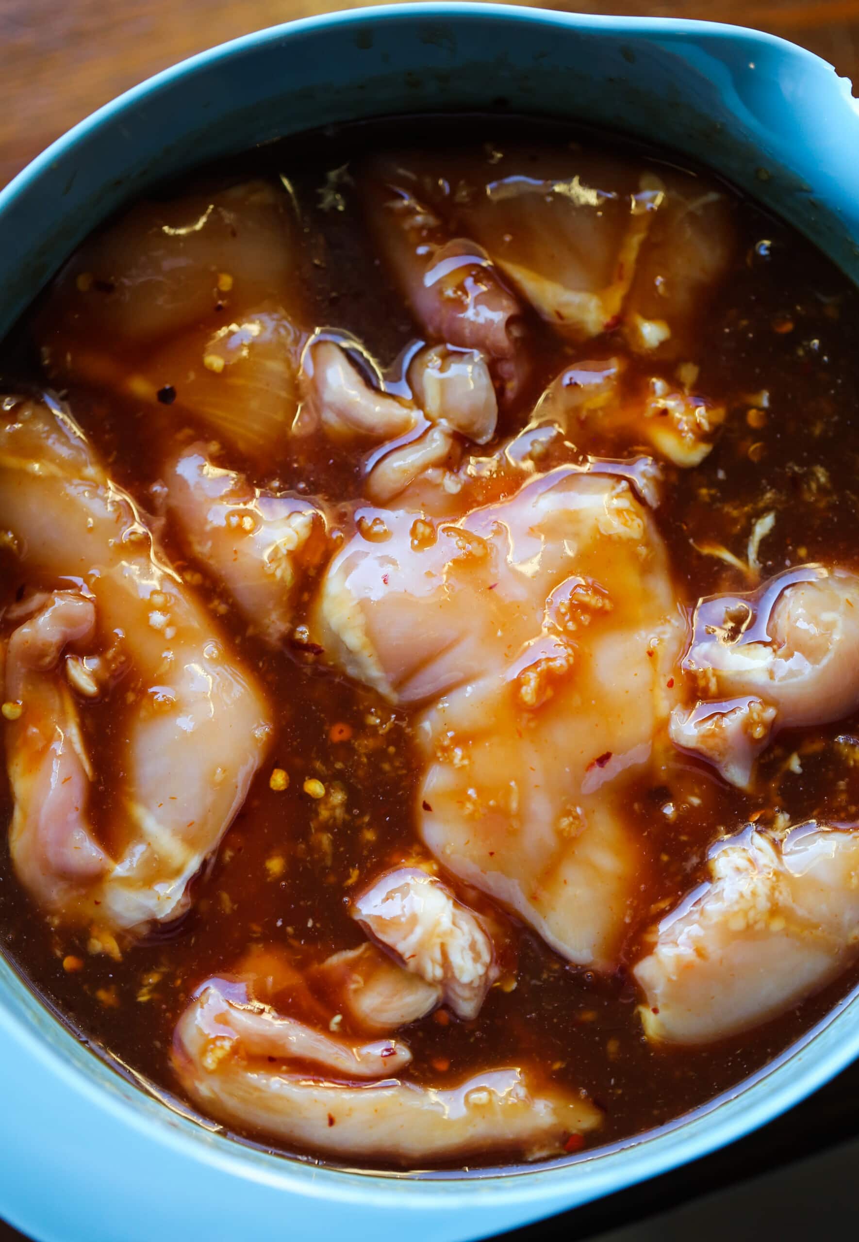 Muslos de pollo marinados en salsa huli huli.