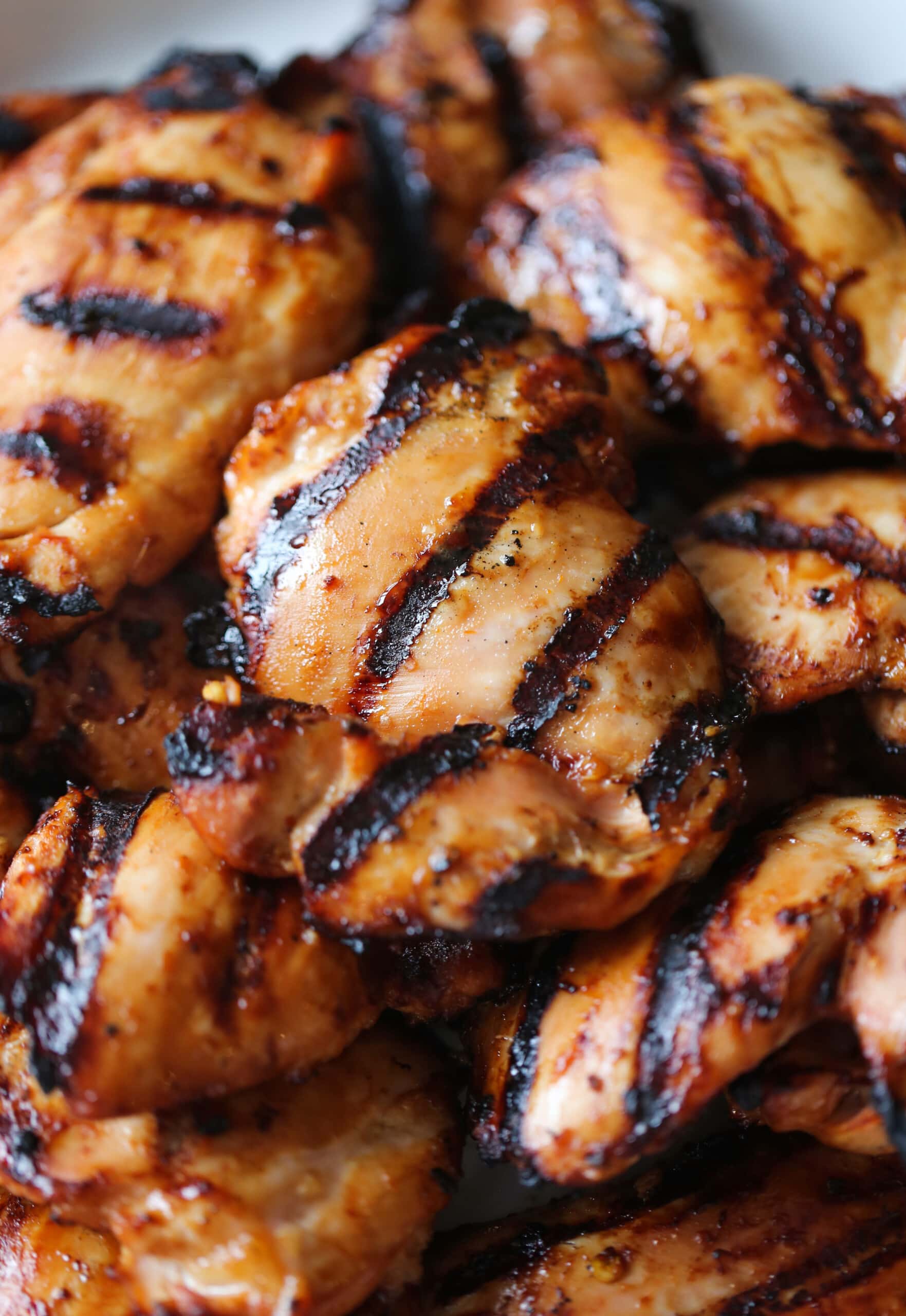 Jugosos muslos de pollo huli huli a la parrilla.
