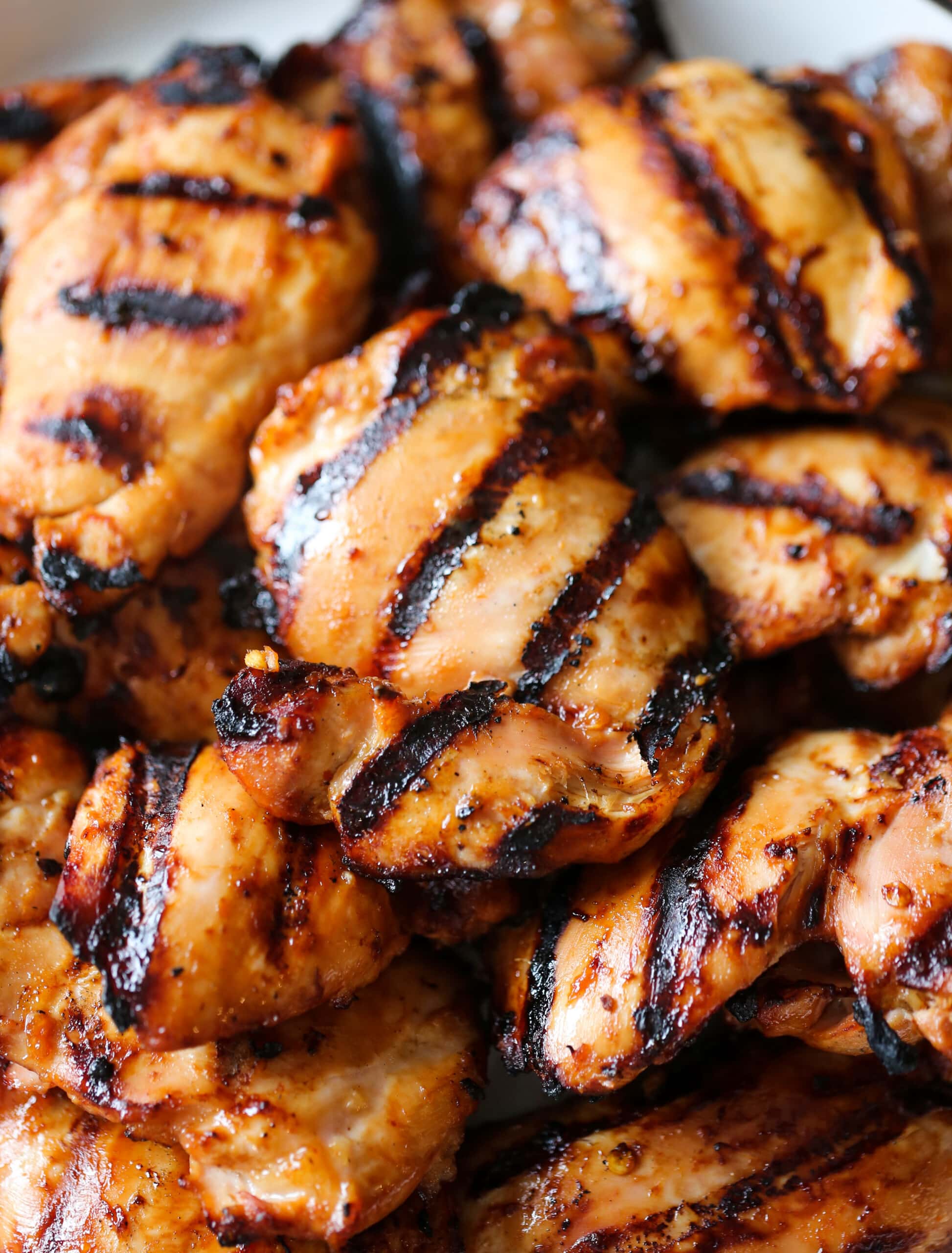 Jugosos muslos de pollo huli huli a la parrilla.