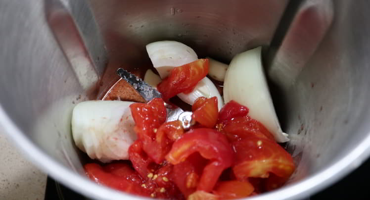Trocear la cebolla y los pimientos