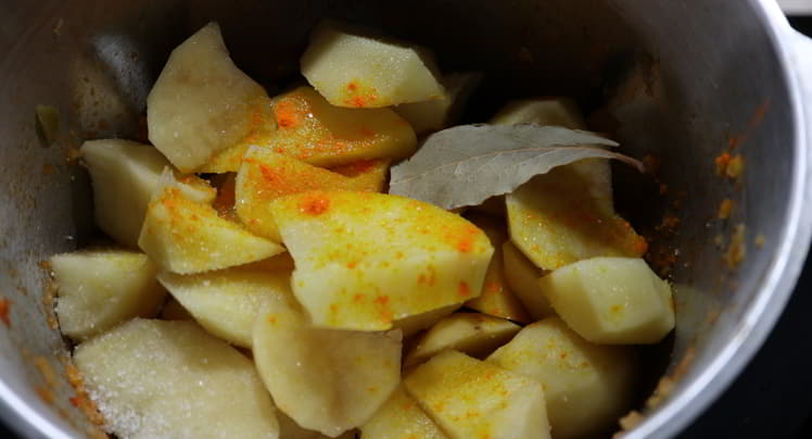 Ponemos las patatas y cocinamos