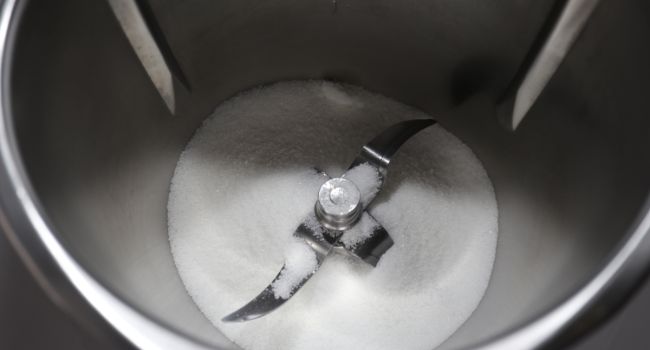 Echamos el azúcar y pulverizamos en el vaso