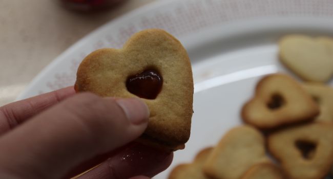 Untamos las galletas con la mermelada de fresa