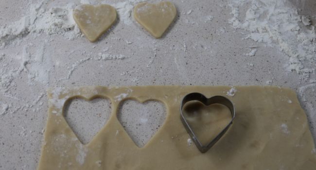 Con la ayuda de un cortapastas le hacemos la forma de corazón