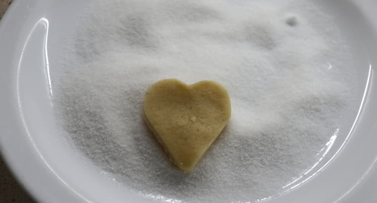 Ponemos las galletas en un plato con azúcar