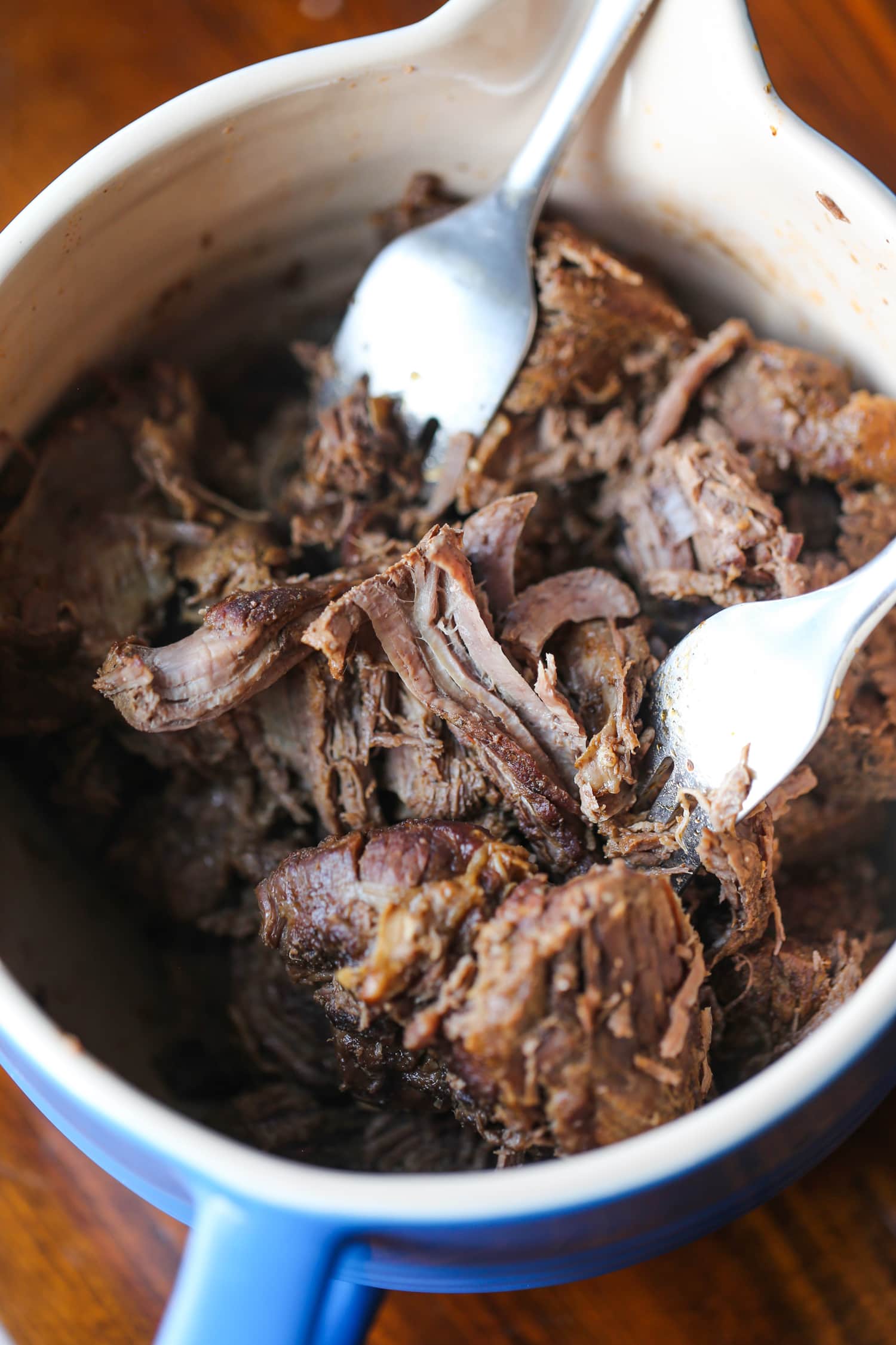 desmenuzar la carne con tenedores