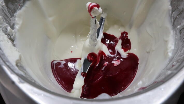 mezclar-la-nata-con-los-frutos-rojos Mezclamos la nata con los frutos rojos y la fresa