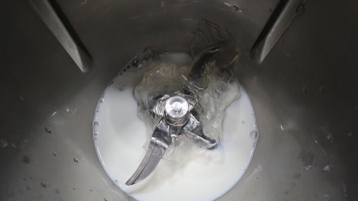 tarta-de-fresa-rápida Echamos la leche y la gelatina para mezclarla
