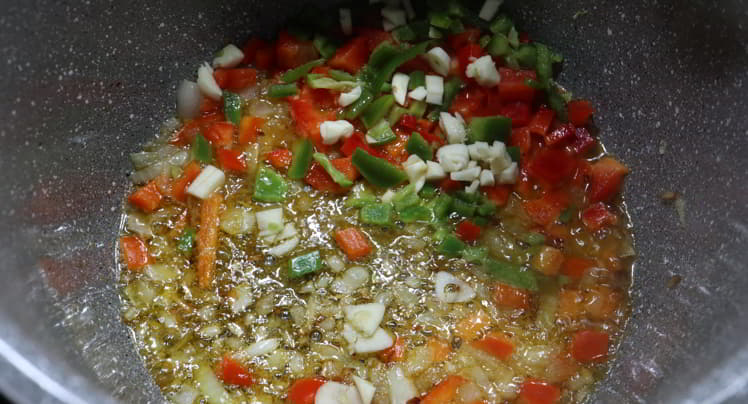 Ponemos las verduras y las sofreímos