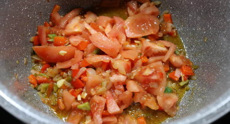 Ponemos el tomate y rehogamos