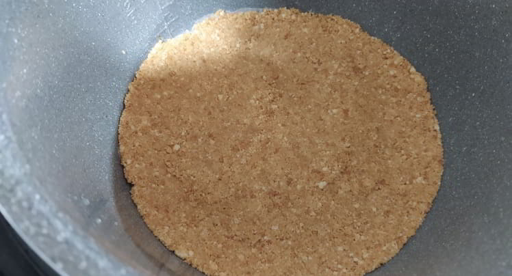 Ponemos las galletas para la base en la Olla gm