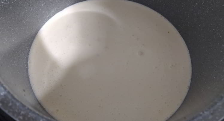 Ponemos la mezcla de la tarta y la cocinamos en la Olla