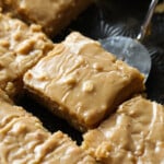 Se levanta con una espátula una rebanada de pastel húmedo de mantequilla de maní.