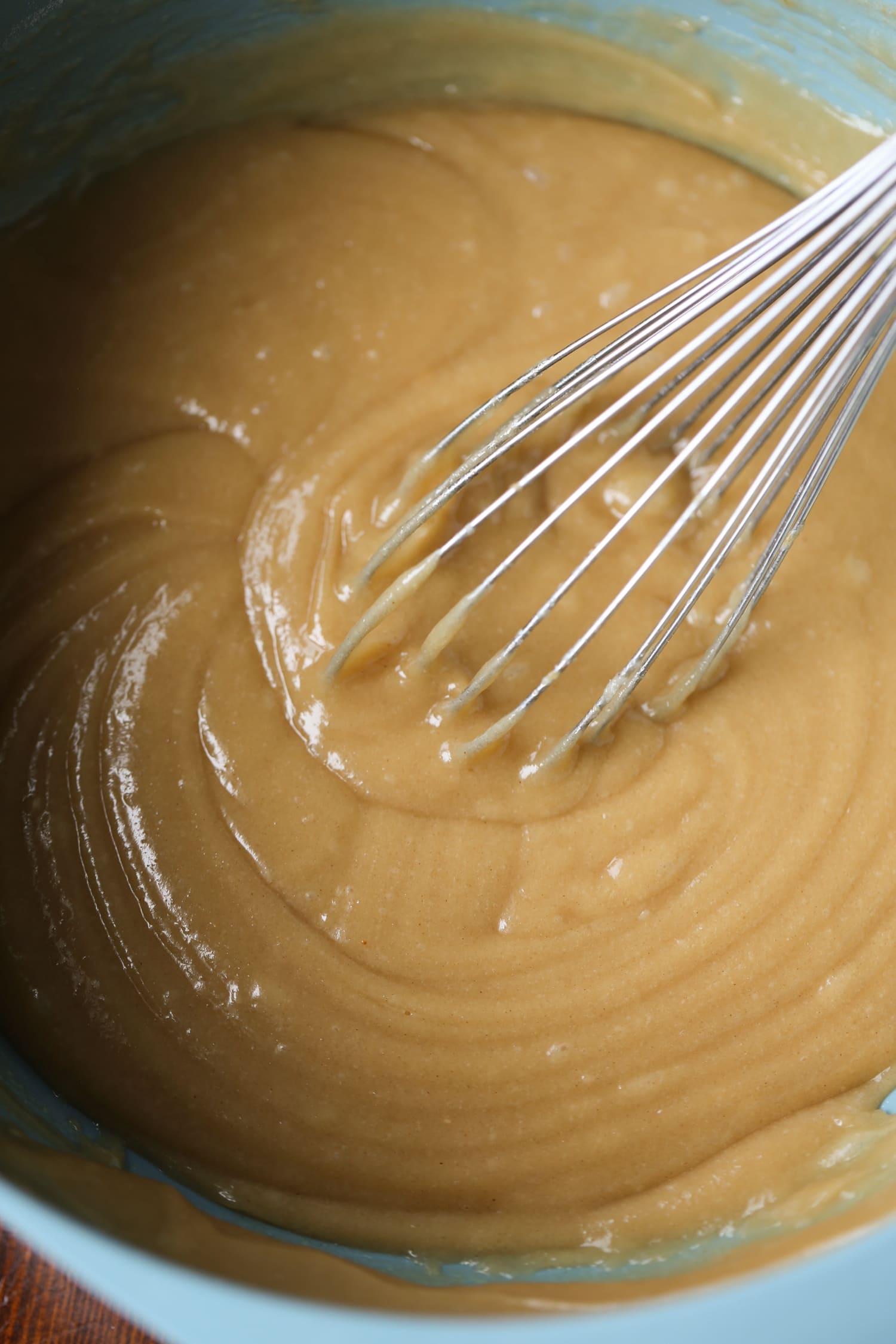Se bate la masa de pastel de mantequilla de maní.