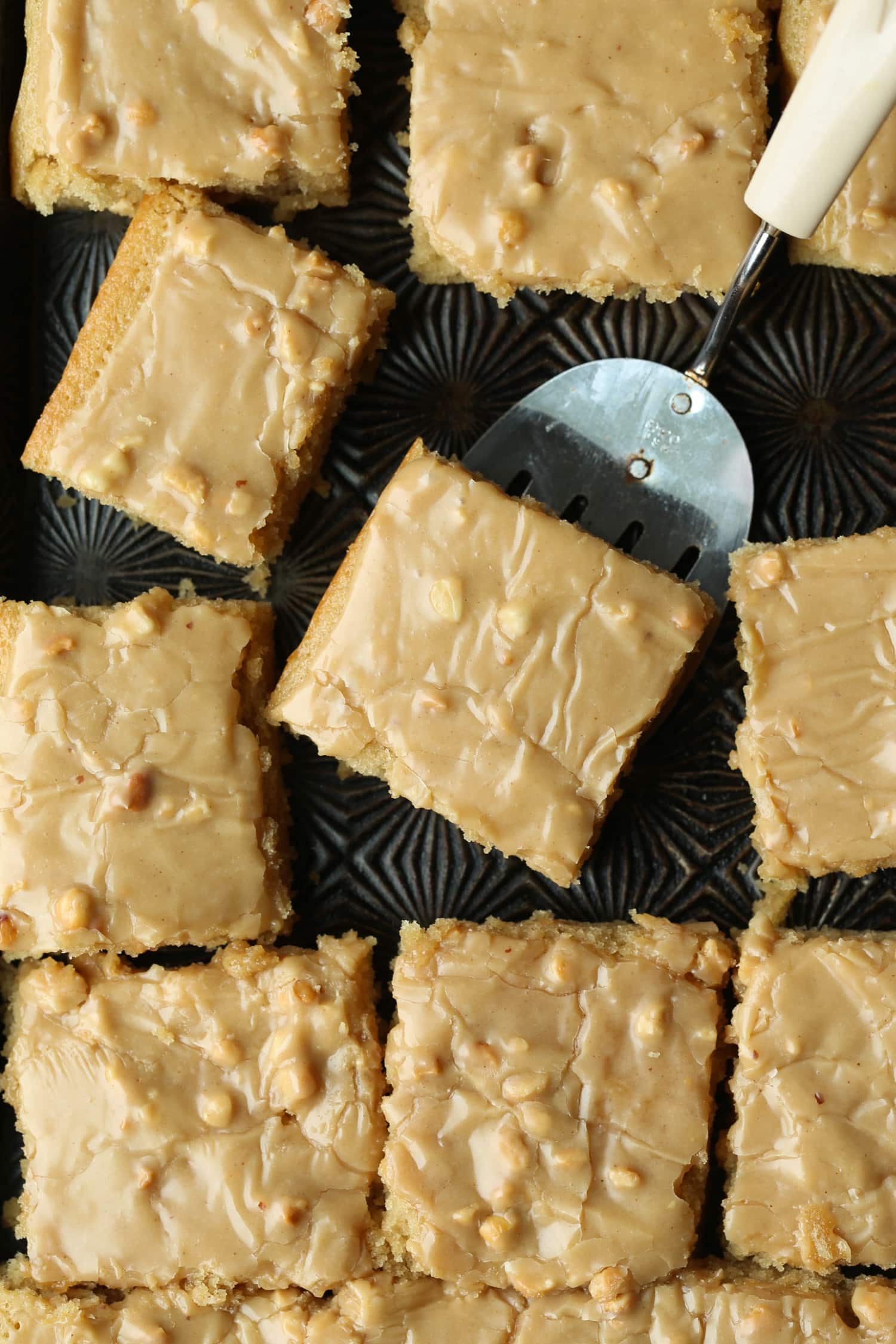 Rebanadas de pastel de mantequilla de maní con glaseado de mantequilla de maní.