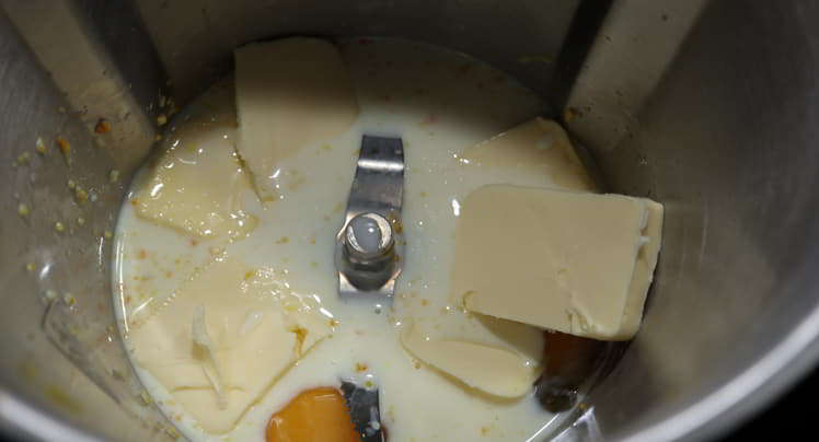 Ponemos la mantequilla en el vaso y la derretimos